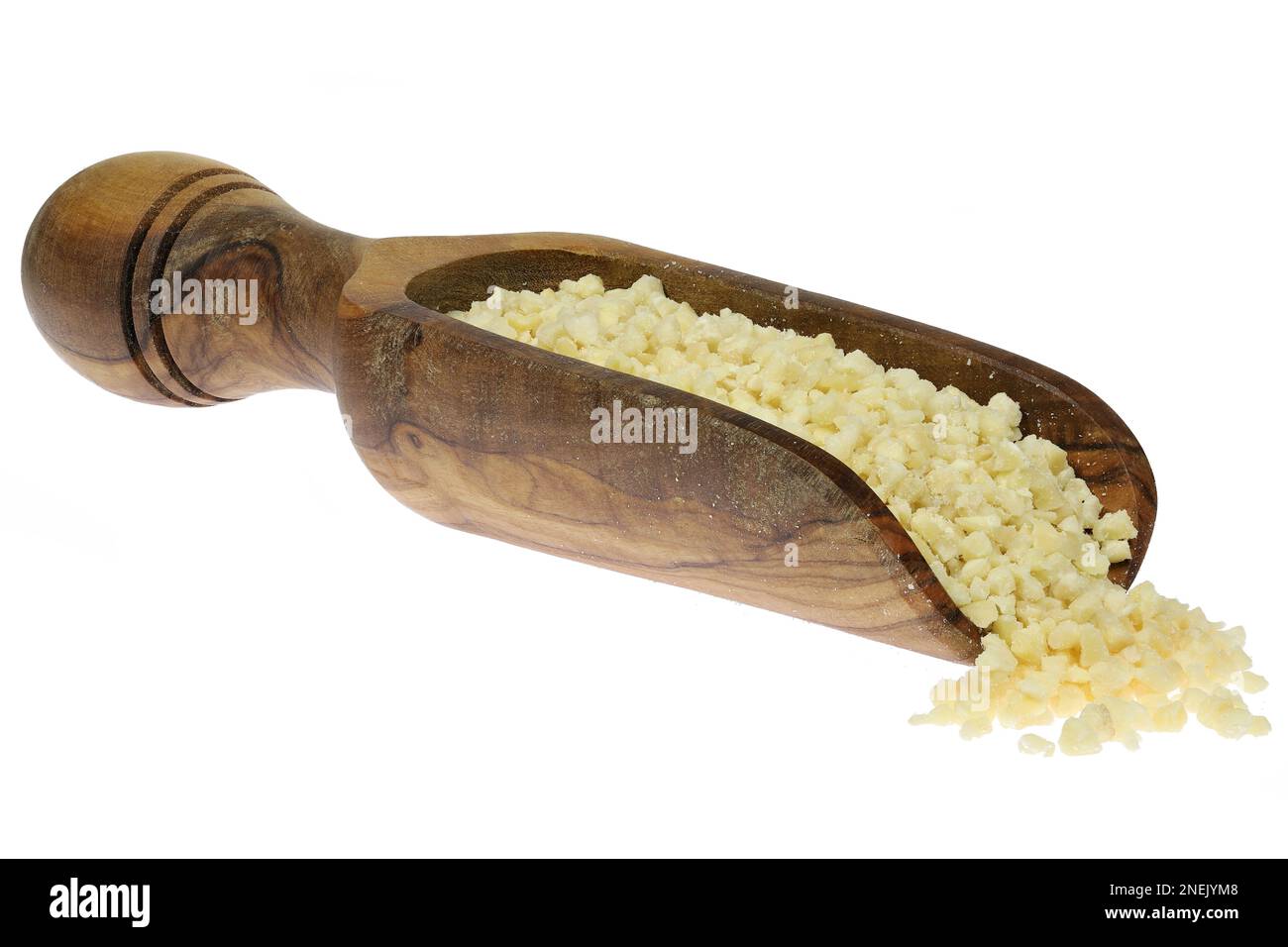 Gehackte Mandeln in einer Olivenholzwiebelschaufel, isoliert auf weißem Hintergrund Stockfoto