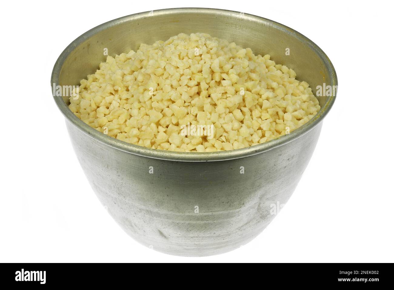 Gehackte Mandeln in einer Aluminiumschüssel, isoliert auf weißem Hintergrund Stockfoto