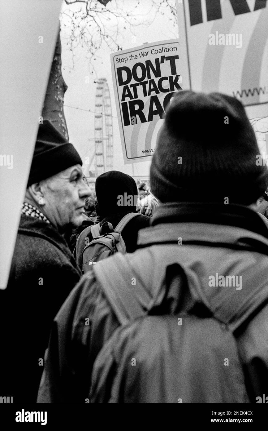 London Peace March, Demonstranten am Victoria Embankment, Februar 2003 Stockfoto