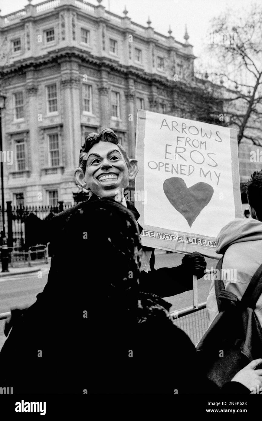 Friedensmarscher mit Tony-Blair-Maske, Whitehall, Februar 2003 Stockfoto