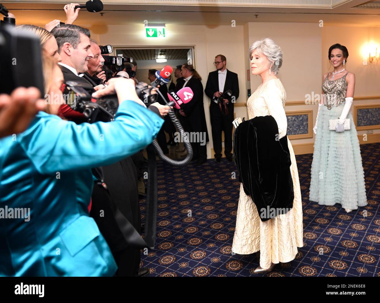 Wien, Österreich. 16. Februar 2023. Fotoanruf mit Jane Fonda im Opera-Ball-Gewand. Kredit. Franz Perc/Alamy Live News Stockfoto
