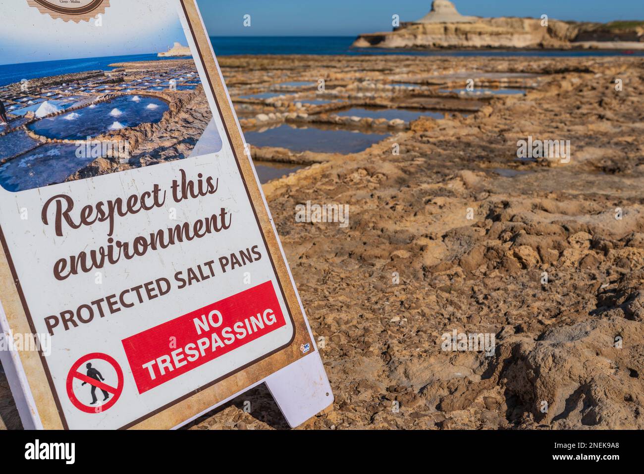 Informationsschild in den Marsalforn Salinen, Gozo Stockfoto