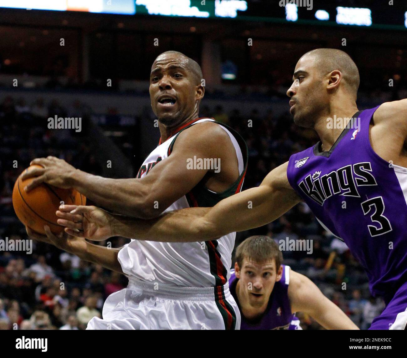 Milwaukee Bucks' Michael Redd drives past Sacramento Kings' Ime Udoka during the second half of an NBA basketball game Saturday, Dec. 19, 2009, in Milwaukee. The Kings won 96-95. (AP Photo/Morry Gash) Stockfoto