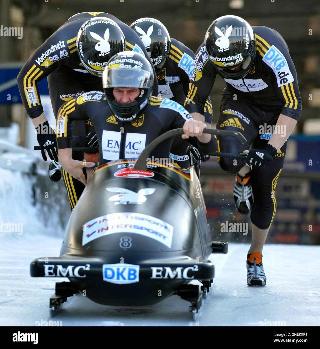 Team Germany 3 with pilot Karl Angerer and Andreas Udvari, Alex Mann, Gregor Bermbach starts to the first run for the FIBT 4 Man Bobsleigh World Cup competition in Altenberg, Germany, Sunday, Dec. 20, 2009. (AP Photo/Matthias Rietschel) Stockfoto