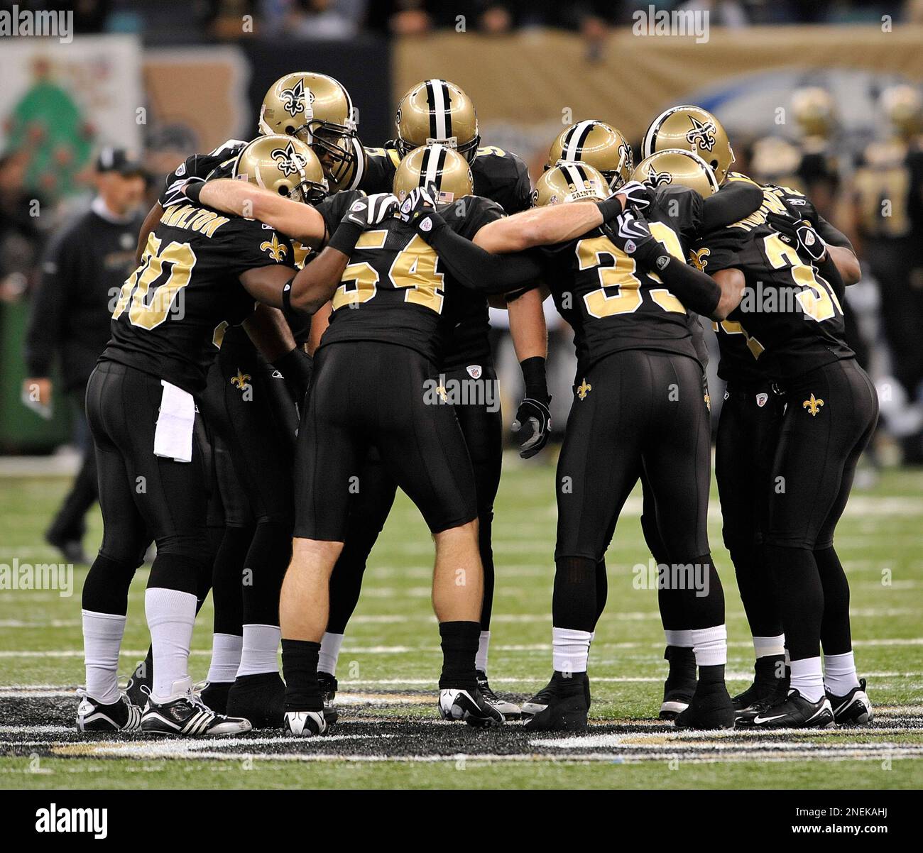 The New Orleans Saints huddle during the NFL football game against the Dallas Cowboys, Saturday, Dec. 19, 2009, in New Orleans. (AP Photo/Bill Feig) Stockfoto