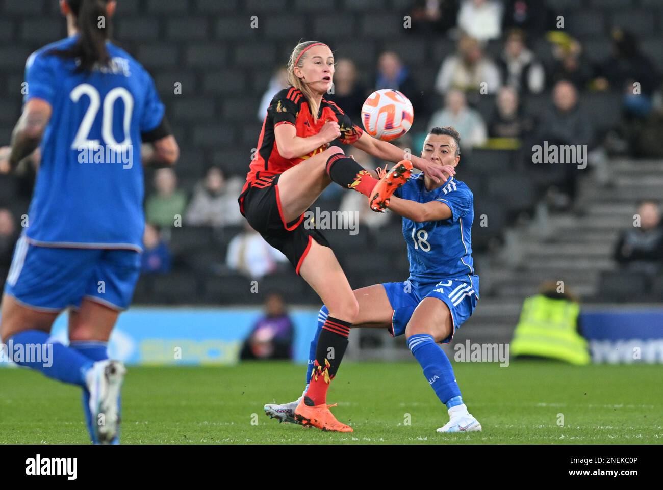 Julie Biesmans aus Belgien und Arianna Caruso aus Italien, die während eines Fußballspiels für freundliche Frauen zwischen den nationalen Fußballmannschaften Italiens und Belgiens mit dem Titel Red Flames , ihrem ersten Spiel im Arnold Clark Cup 2023 , Donnerstag, den 16. Februar 2023 in Milton Keynes , gezeigt wurden; ENGLAND . FOTO SPORTPIX Stockfoto