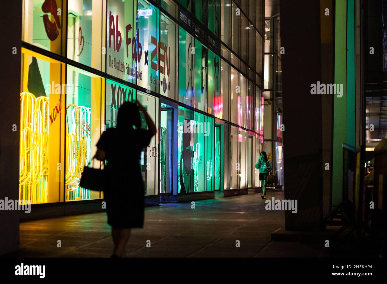Neonlichter vor einem Einkaufszentrum im Zentrum von Bangkok - Thailand Stockfoto