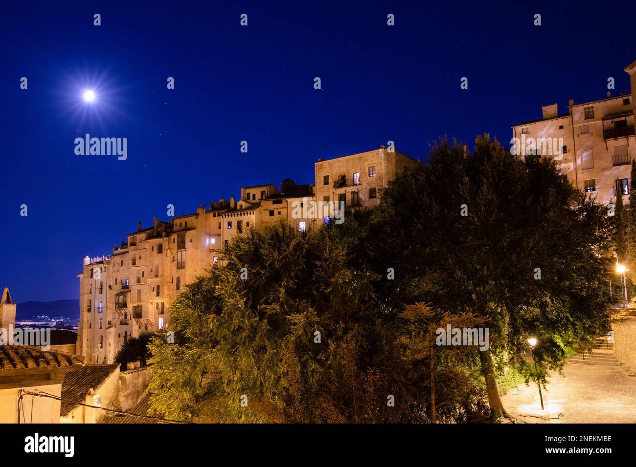 Nachtsicht über die kleine Stadt Cuenca - Castilla - La Mancha, Spanien Stockfoto