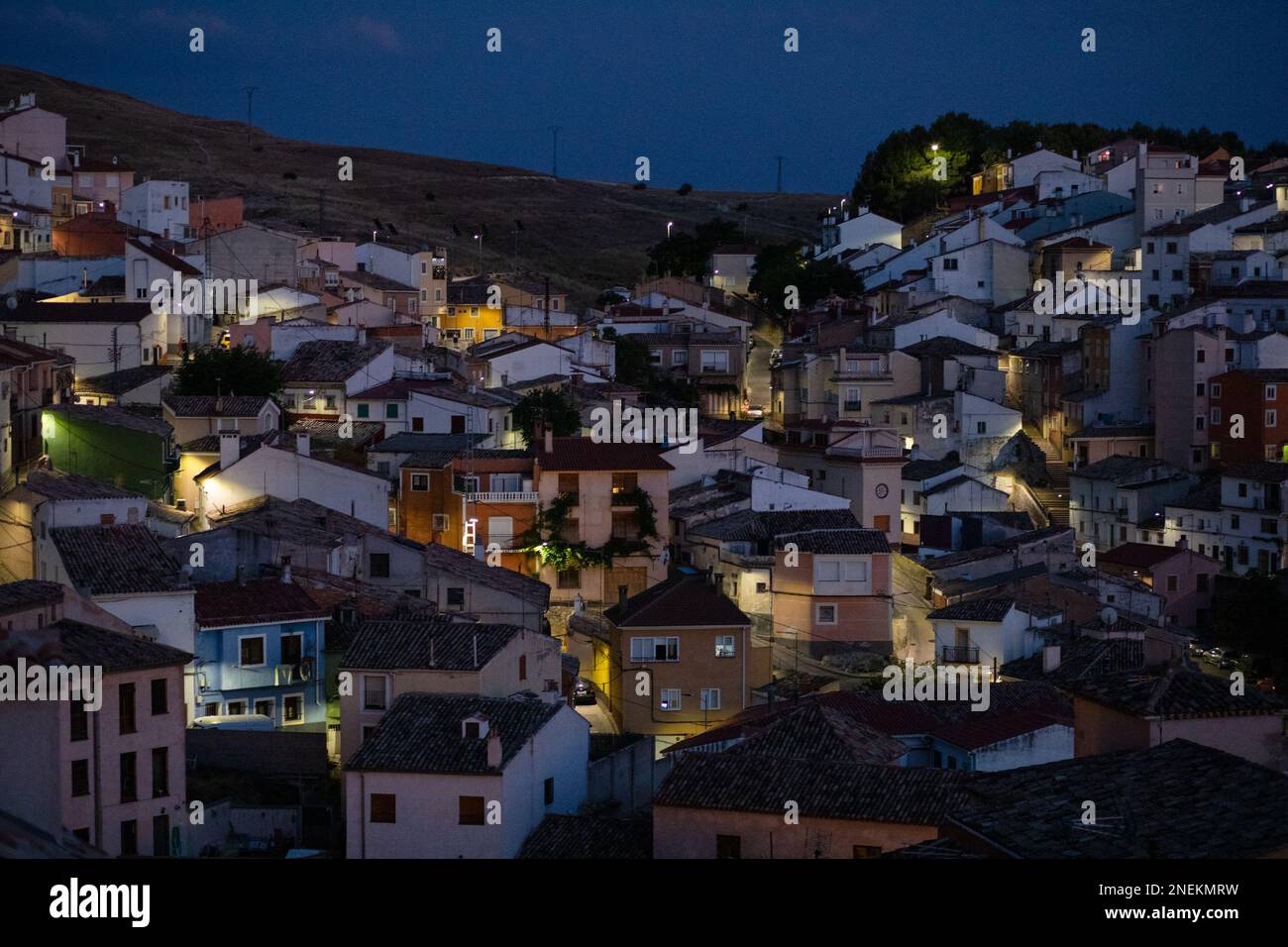 Nachtsicht über die kleine Stadt Cuenca - Castilla - La Mancha, Spanien Stockfoto