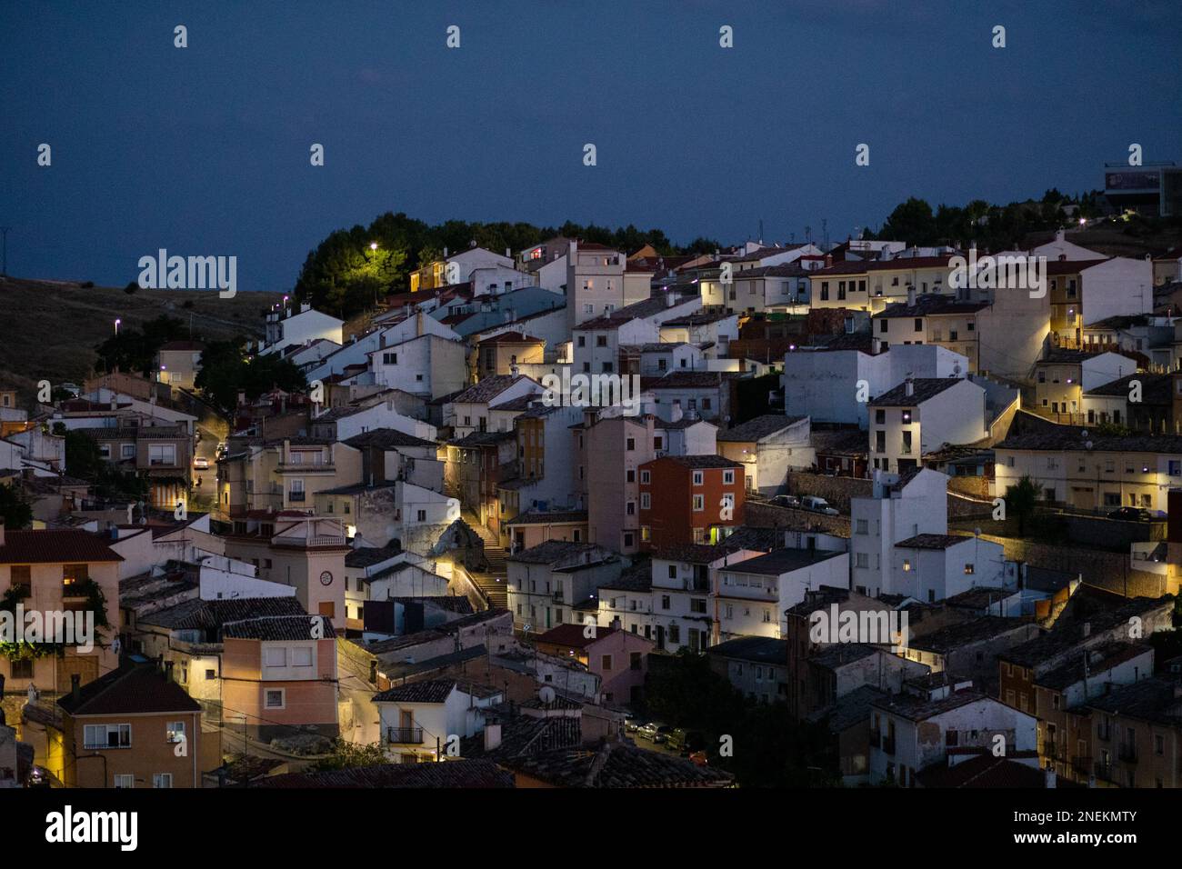 Nachtsicht über die kleine Stadt Cuenca - Castilla - La Mancha, Spanien Stockfoto