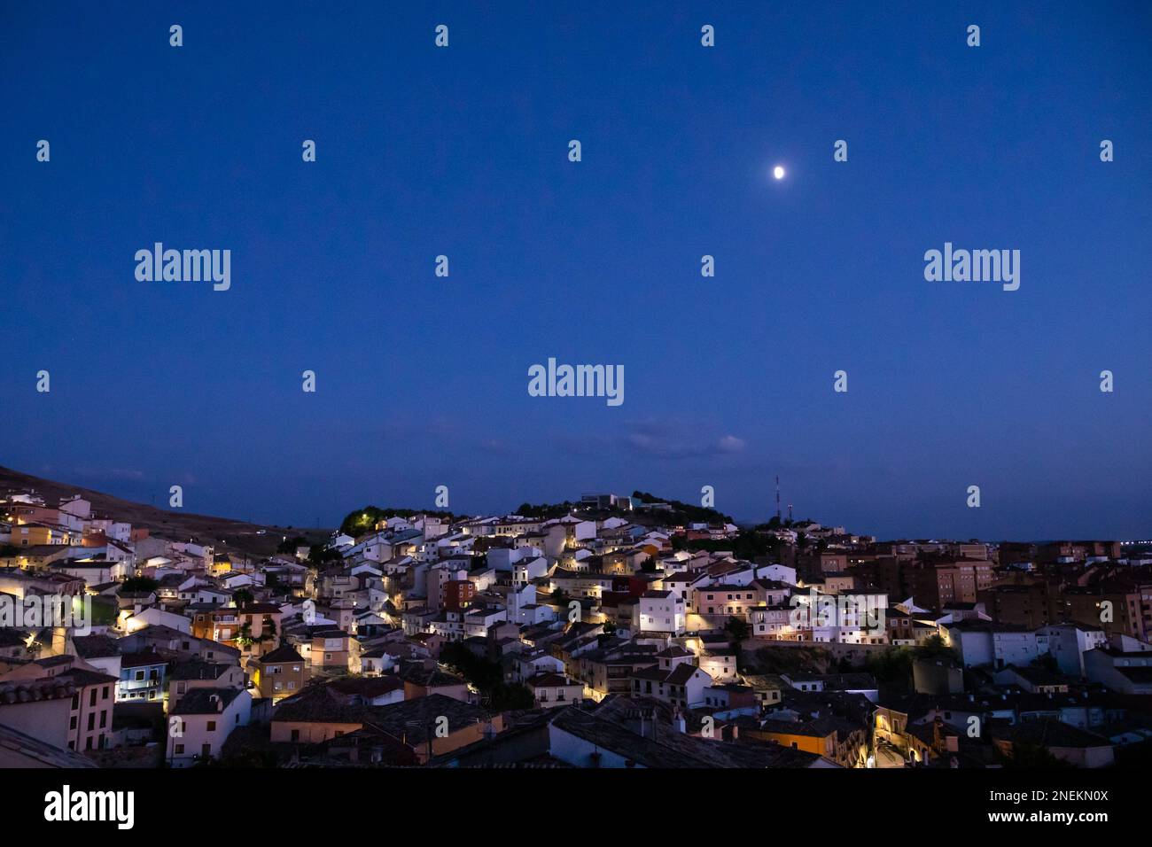 Nachtsicht über die kleine Stadt Cuenca - Castilla - La Mancha, Spanien Stockfoto