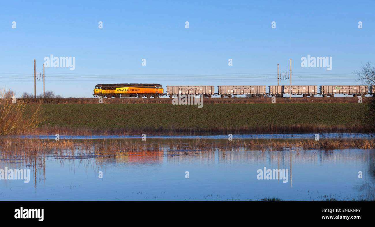 Colas Railfreight Klasse 56 Diesellokomotive 56078 Güterzug leerer Land Recovery Box Aggregate Waggons an der Ostküste Hauptlinie Stockfoto