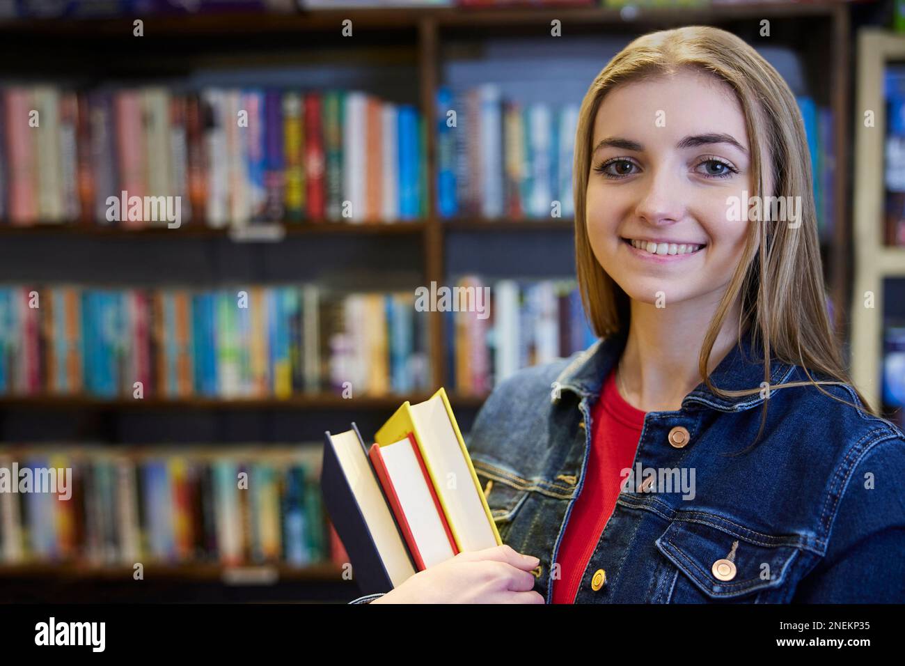 Porträt Einer Jungen Frau Oder Schülerin Mit Büchern Im Buchladen Oder In Der Bibliothek Stockfoto