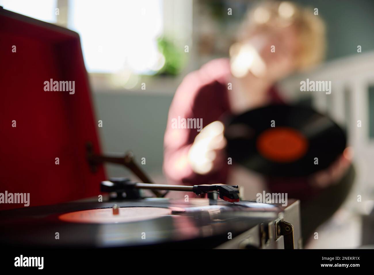 Teenager-Mädchen, Die Vinyl-Schallplatten Auf Plattenspieler Zu Hause Im Schlafzimmer Spielt, Mit Fokus Auf Vordergrund Stockfoto