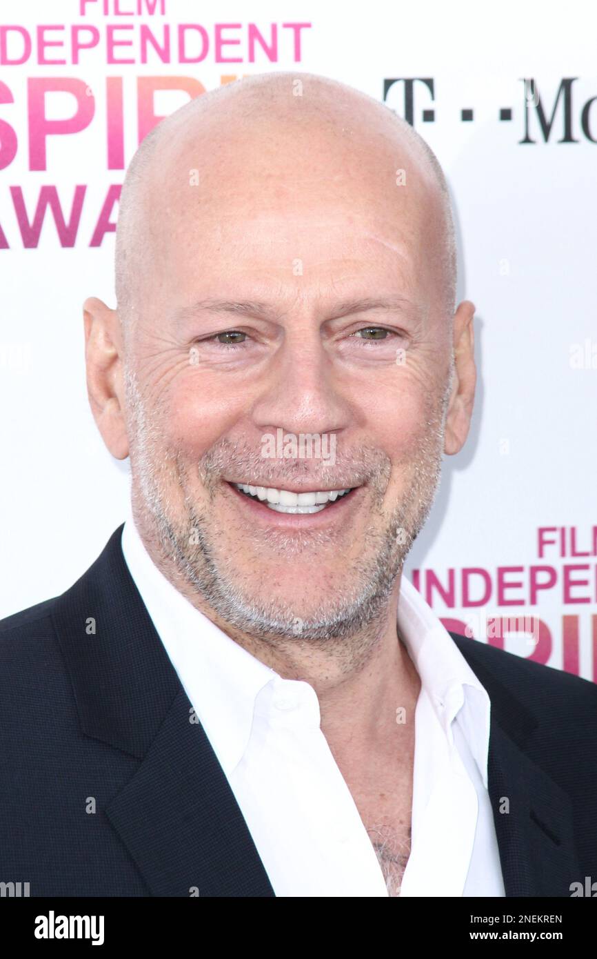 **FILE PHOTO** Bruce Willis Familie kündigt Demenzdiagnose an. SANTA MONICA, Kalifornien - 23. FEBRUAR: Bruce Willis bei den Film Independent Spirit Awards 2013 in Santa Monica Beach am 23. Februar 2013 in Santa Monica, Kalifornien. Kredit: MediaPunch Inc Stockfoto