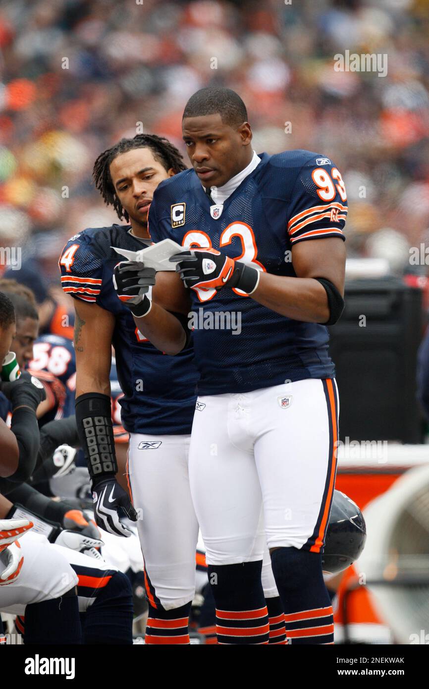 Chicago Bears defensive end Adewale Ogunleye (93) on the sideline during the first half of an NFL football game in Chicago Sunday, Dec. 13, 2009. (AP Photo/Nam Y. Huh) Stockfoto
