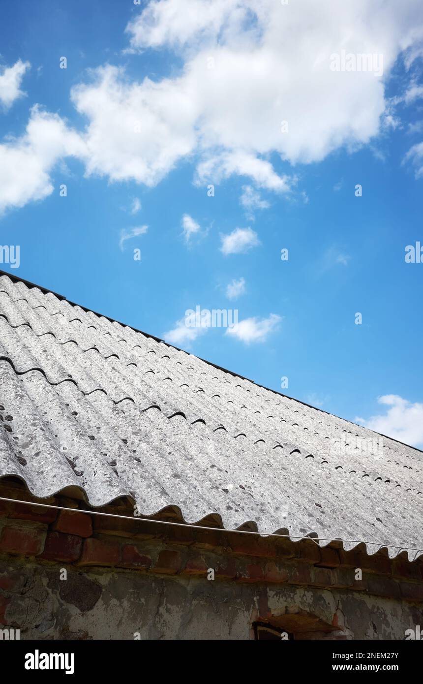 Bild eines Dachs aus karzinogenen Asbestfliesen, selektiver Fokus. Stockfoto