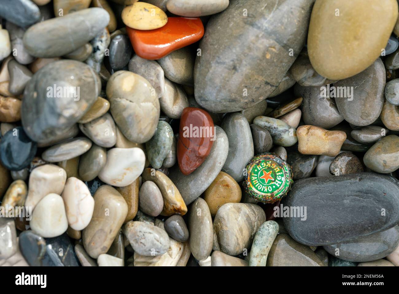 08-31-2022 Nizza, Frankreich. kork aus dem beliebten Bier Heineken am Strand an der französischen Riviera Stockfoto