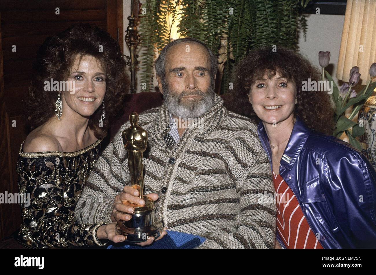 From left to right: Jane Fonda, her father Henry Fonda, and his wife Shirlee are shown at home, March 29, 1982, after Jane accepted the award on behalf of her father. (AP Photo/Reed Saxon) Stockfoto