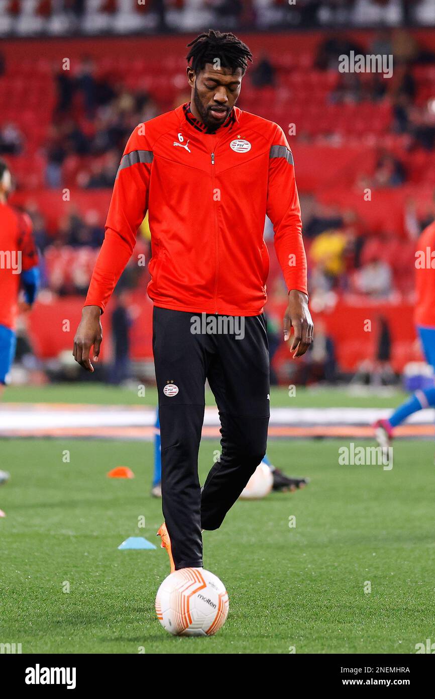 Sevilla, Spanien. 16. Februar 2023. Ibrahim Sangare (6) von PSV Eindhoven wärmt sich vor dem Spiel der UEFA Europa League zwischen dem FC Sevilla und PSV Eindhoven auf dem Estadio Ramon Sanchez Pizjuan in Sevilla auf. (Foto: Gonzales Photo/Alamy Live News Stockfoto