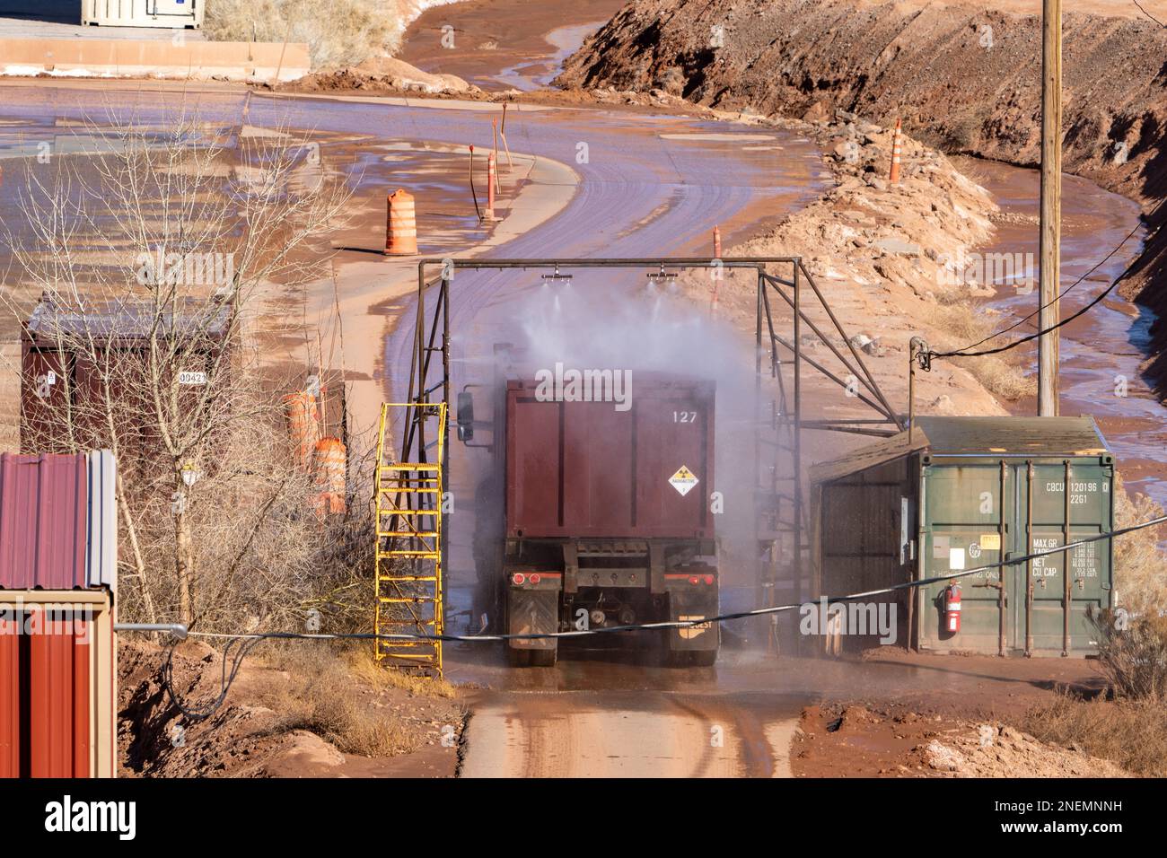 Ein gefüllter Containerwagen fährt an, um den Container abwaschen zu lassen, bevor er den Standort beim UMTRA-Abholprojekt in Moab, Utah, verlässt. Weil der Stockfoto