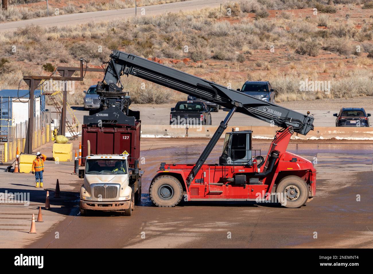 Beim UMTRA-Überholprojekt in Moab, Utah, wird ein gefüllter und gewaschener Container von einem schmutzigen Lkw entfernt. Vor dem Versand Stockfoto