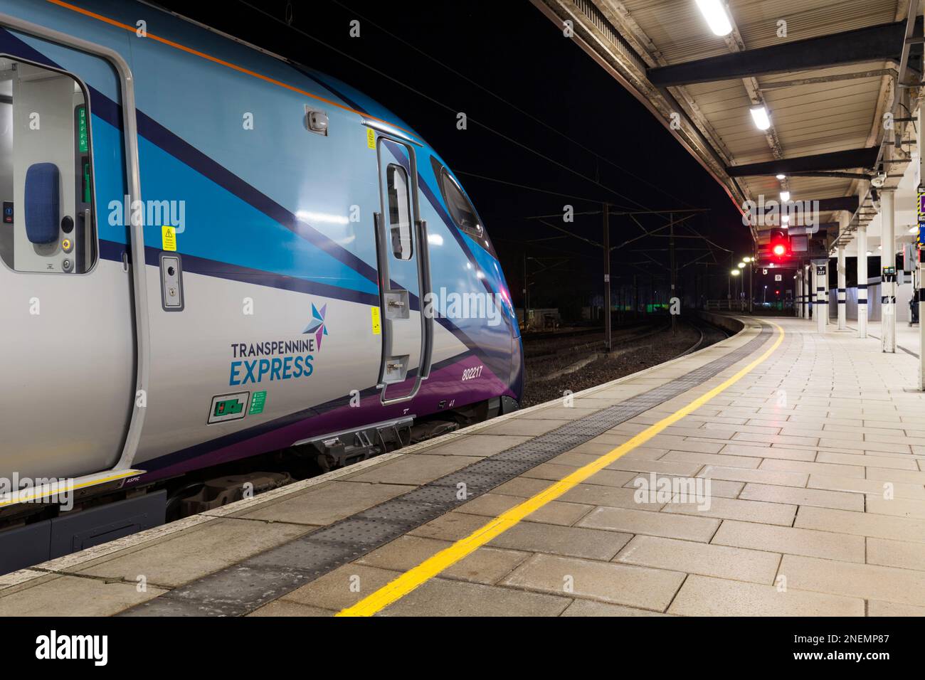 Die FirstGroup betreibt den TransPennine Express Nova 1, der von Hitachi am Bahnhof York gebaut wurde, mit einem roten Warnschild Stockfoto