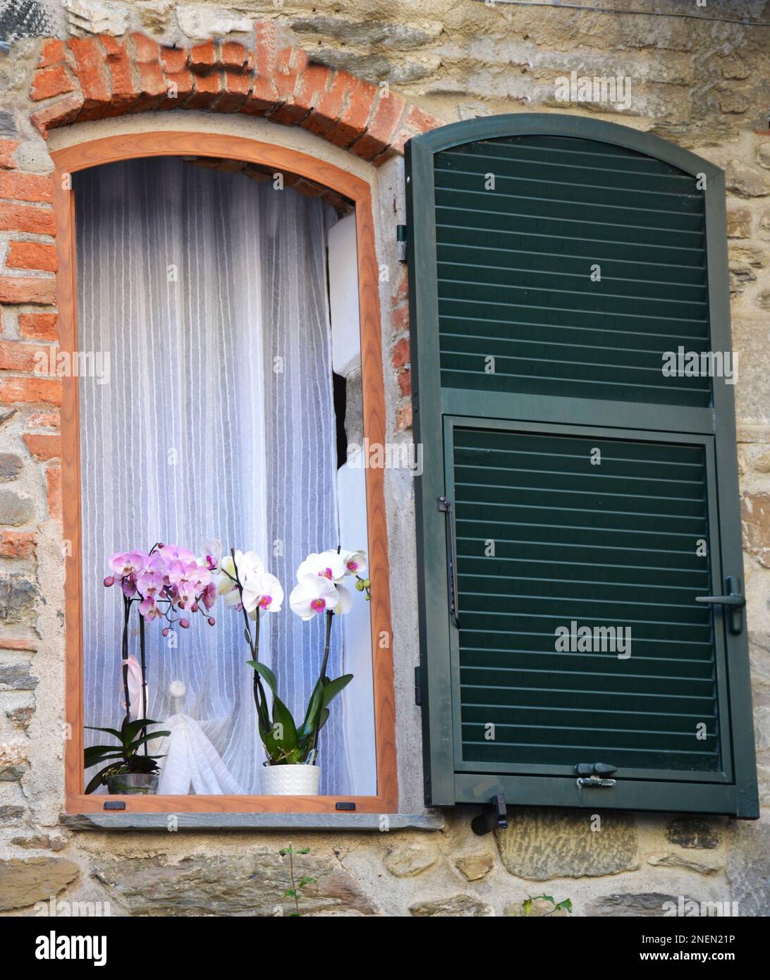 Italienisches Fenster in einem alten Steinhaus Stockfoto