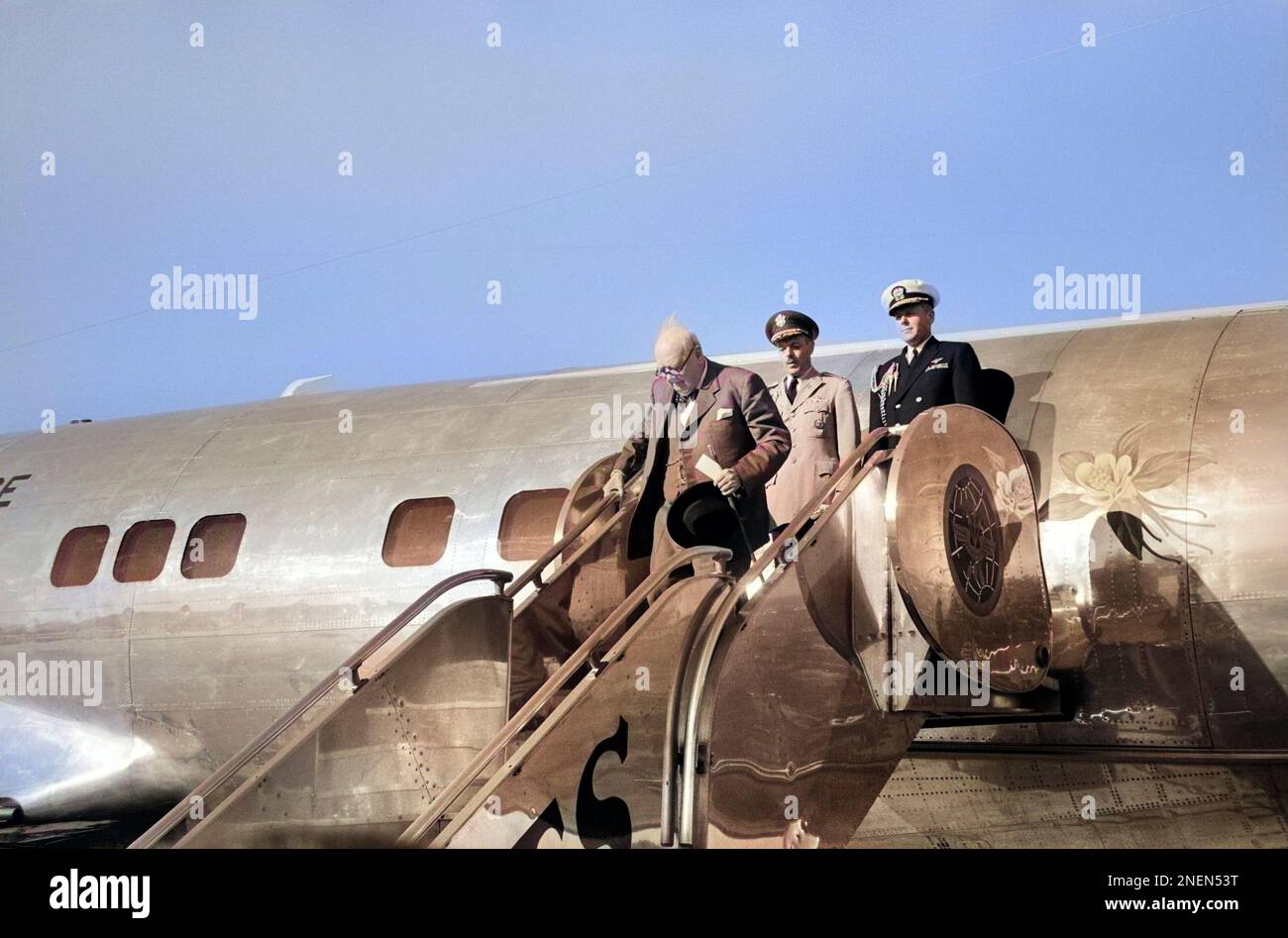 Der ehemalige britische Premierminister Winston Churchill traf am Military Air Transport Service (MATS) Terminal, National Airport, Arlington, Virginia, USA, ein. John T. Bledsoe, USA News & World Report Magazine Fotosammlung, 4. Mai 1959 Stockfoto