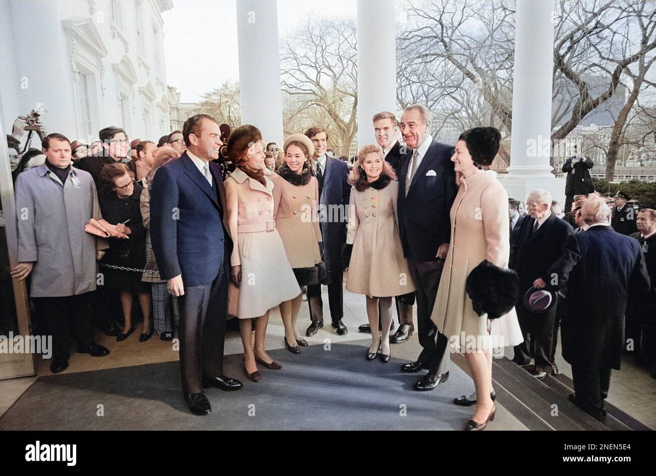 USA Der designierte Präsident Richard Nixon, Ehefrau Pat Nixon und die Familie werden von den ehemaligen USA begrüßt Präsident Lyndon Johnson und First Lady Ladybird Johnson im Weißen Haus vor der Amtseinführung von Nixon, Washington DC, USA, John T. Bledsoe, USA News & World Report Magazine Fotosammlung, 20. Januar 1969 Stockfoto