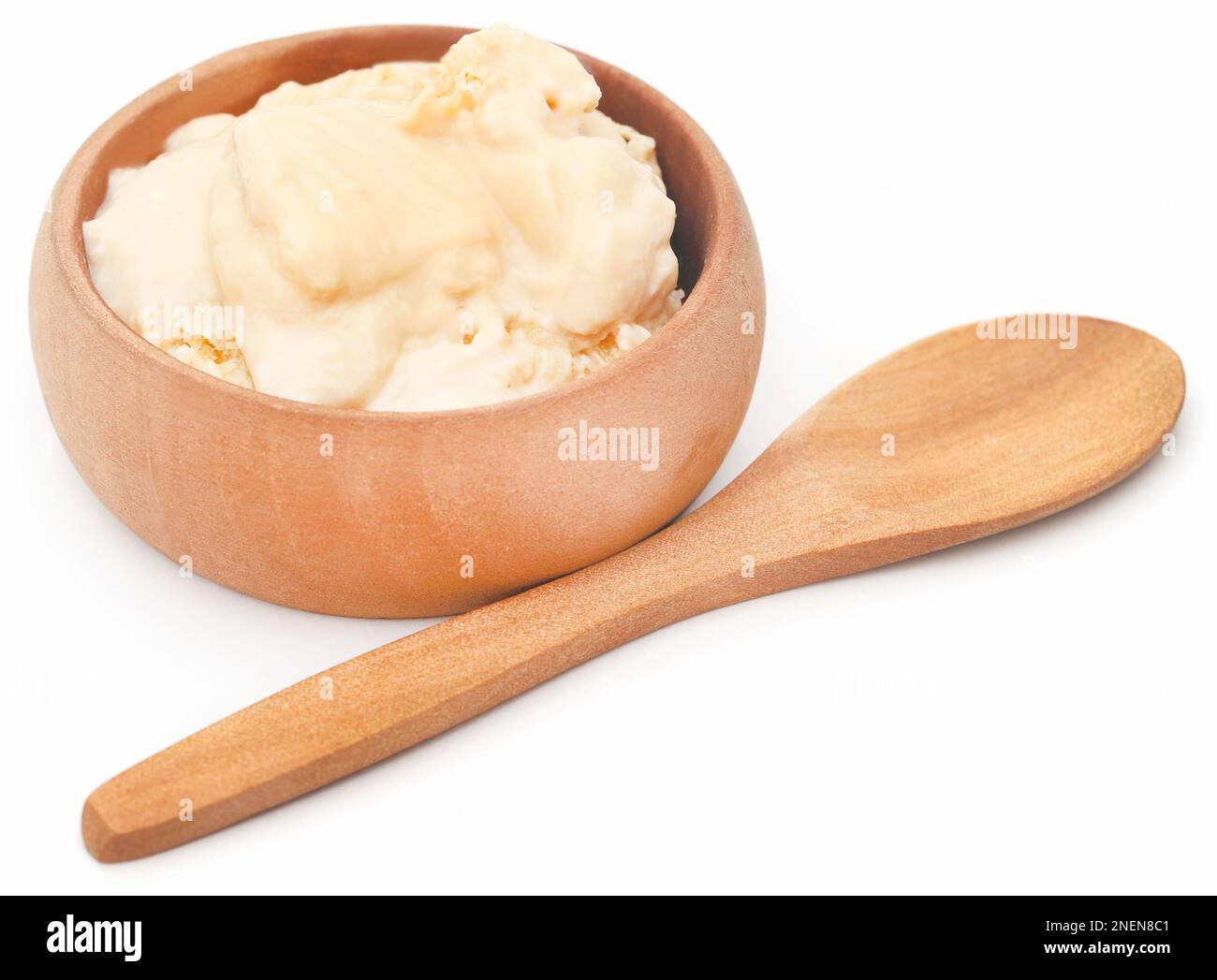 Frischer Joghurt in einer Schüssel auf weißem Hintergrund Stockfoto