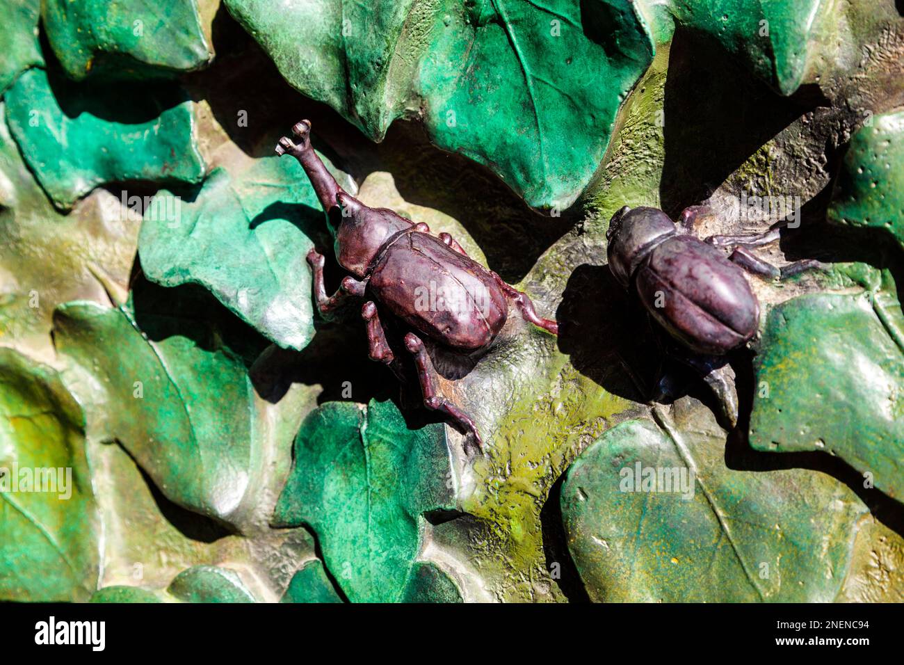 Nahaufnahme von Käfern und Blättern an den Türen der Geburtsfassade der Sagrada Familia, Barcelona, Spanien Stockfoto
