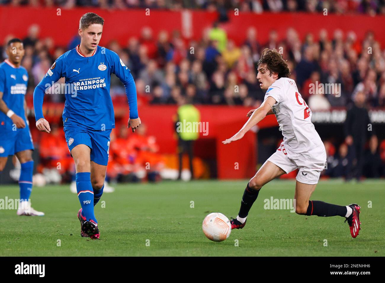 Sevilla, Spanien. 16. Februar 2023. Joey Veerman (23) von PSV Eindhoven und Bryan Gil (25) vom FC Sevilla während des Spiels der UEFA Europa League zwischen dem FC Sevilla und dem PSV Eindhoven im Estadio Ramon Sanchez Pizjuan in Sevilla. (Foto: Gonzales Photo/Alamy Live News Stockfoto