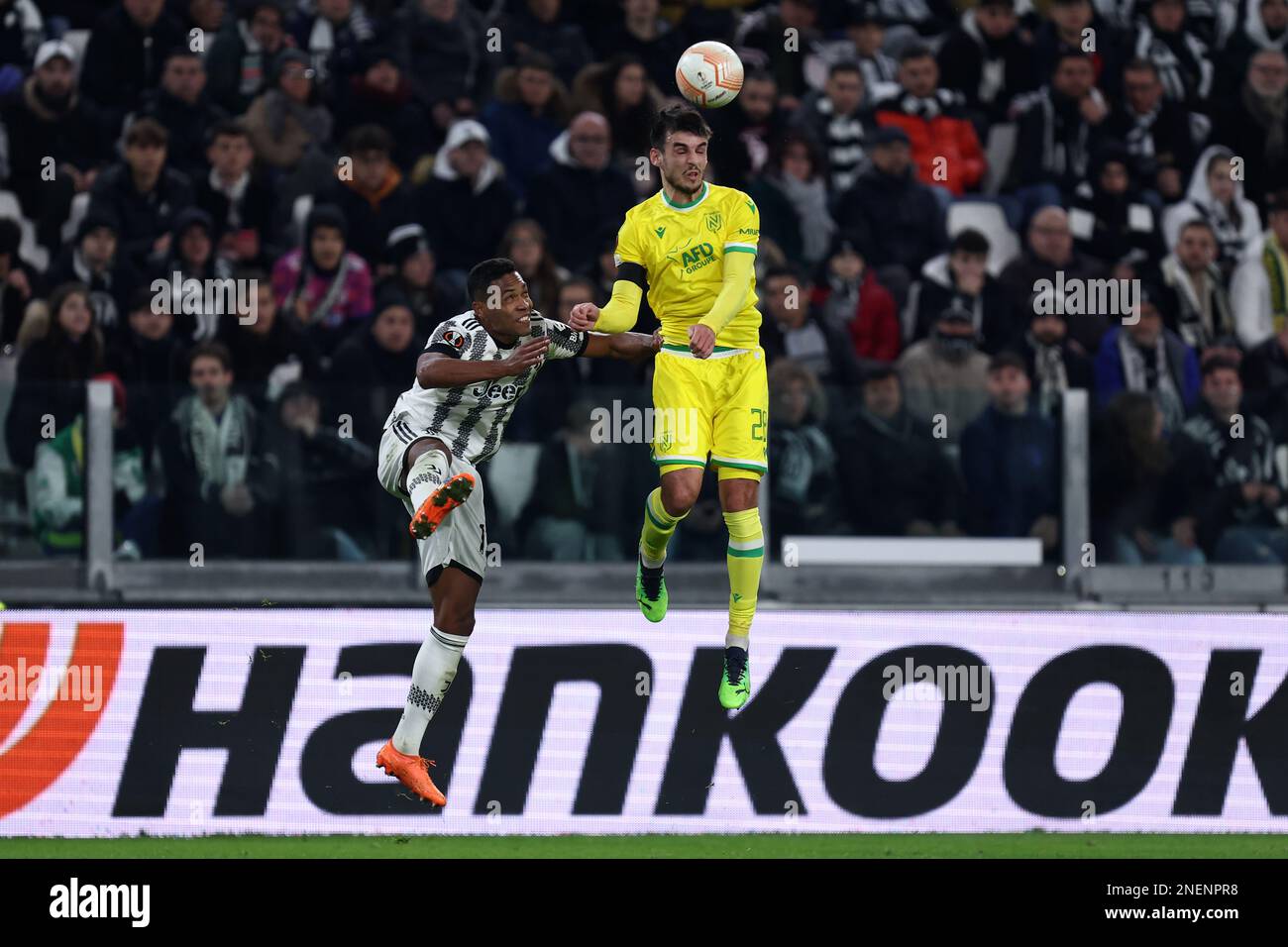 Turin, Italien. 16 N28. Februar 2023, N28. Platz 2 im Allianz-Stadion am 16 2023. Februar im Turin, Italien, beim ersten K.O. Spiel der UEFA Europa League vor dem FC Juventus und dem FC Nantes im Allianz-Stadion um den Ball. Stockfoto