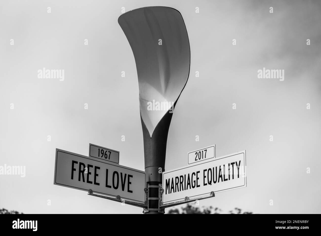 Eine Grauskala von Straßenschildern der freien Liebe im Jahr 1967 und der Eheschließung im Jahr 2017, vor und nach dem Konzept Stockfoto