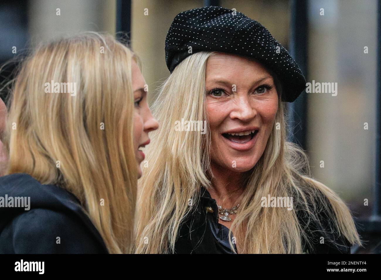 London, Großbritannien. 16. Februar 2023. Kate Moss, mit Tochter Lila Moss. Trauernde, Freunde und Familie besuchen die Gedenkfeier für die Gedenkfeier der verstorbenen britischen Modedesignerin Vivienne Westwood, die Punk and New Wave in Großbritannien meisterte und mit einigen der größten Designer, Berühmtheiten und Supermodels arbeitete. Kredit: Imageplotter/Alamy Live News Stockfoto