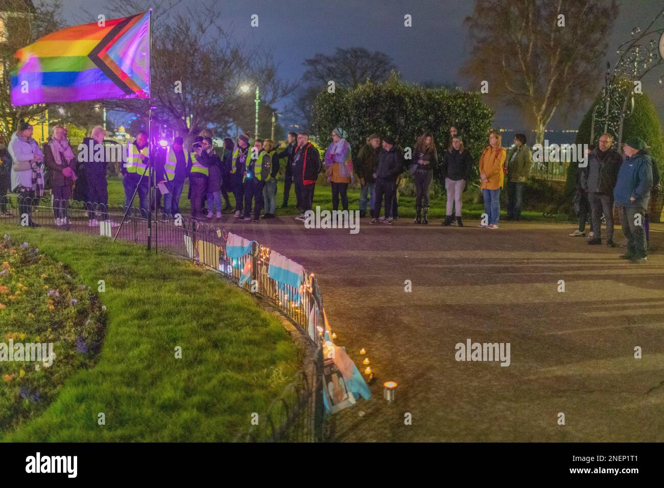 Southend on Sea, Großbritannien. 16. Februar 2023. Die Bewohner treffen sich für eine Nachtwache für Brianna Ghey, die am Samstag, den 11. Februar, in Warrington Park, Cheshire, brutal ermordet wurde. Die Nachtwache findet in Prittlewell Gardens statt. Penelope Barritt/Alamy Live-Nachrichten Stockfoto