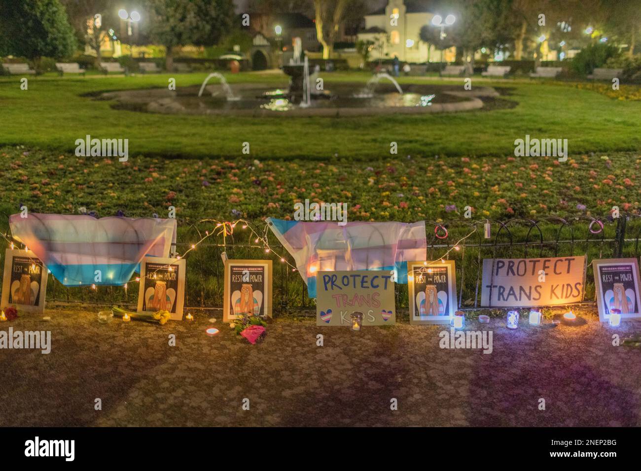Southend on Sea, Großbritannien. Februar 2023. Nächtliche Mahnwache in Southend-on-Sea mit Kerzen, Fotos und Transgender-Stolz-Flaggen. Auf den Schildern steht „PROTECT TRANSS KIDS“ und „PROTECT“. Ein feierlicher Tribut, der sich für die Rechte der transjugendlichen Menschen einsetzt. Die Bewohner kommen zu einer Mahnwache für Brianna Ghey zusammen, die am Samstag, den 11. Februar, in Warrington Park, Cheshire, brutal ermordet wurde. Die Mahnwache findet in den Prittlewell Gardens statt. Penelope Barritt/Alamy Live News Stockfoto