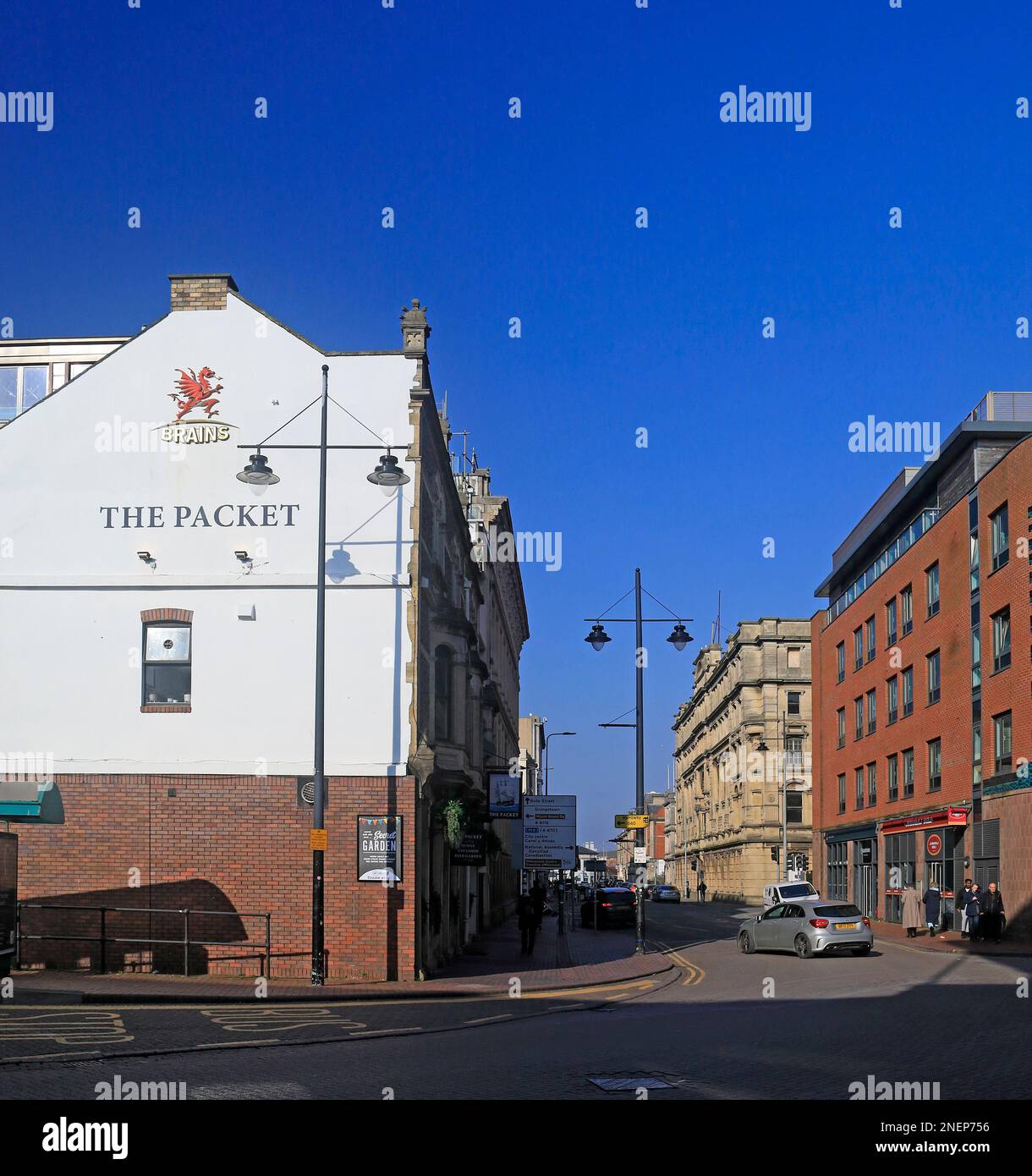 Das Packet Public House. Seitenansicht. Cardiff. Februar 2023. Winter mit blauem Himmel Stockfoto