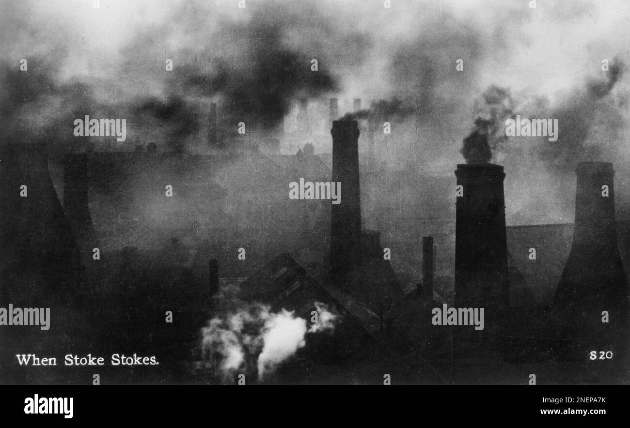 Eine alte Postkarte mit dem Titel „When Stoke Stokes“, auf der die Kamine der Töpfereien von Stoke on Trent, Staffordshire, die dichten Rauch ausstoßen, dargestellt sind. Stockfoto