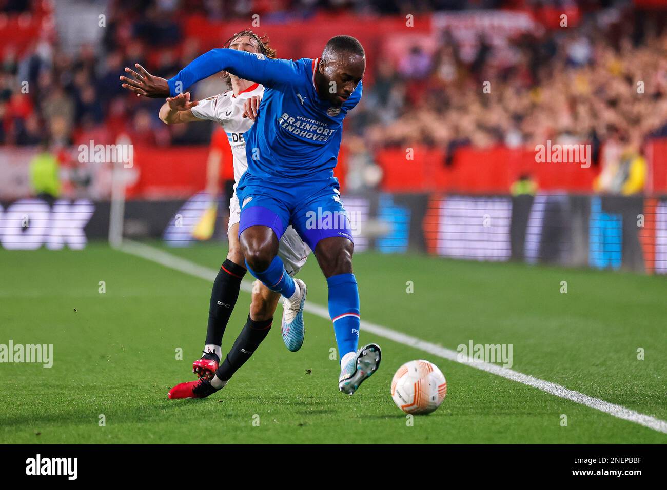 Sevilla, Spanien. 16. Februar 2023. Jordan Teze (3) von PSV Eindhoven und Bryan Gil (25) vom FC Sevilla während des Spiels der UEFA Europa League zwischen dem FC Sevilla und PSV Eindhoven im Estadio Ramon Sanchez Pizjuan in Sevilla. (Foto: Gonzales Photo/Alamy Live News Stockfoto