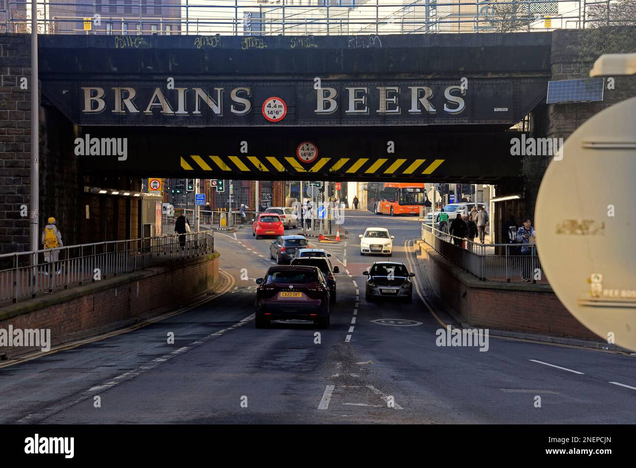 Brains Beers Werbung auf einer Eisenbahnbrücke im Stadtzentrum von Cardiff. Februar 2023. Im Winter. Zyl Stockfoto