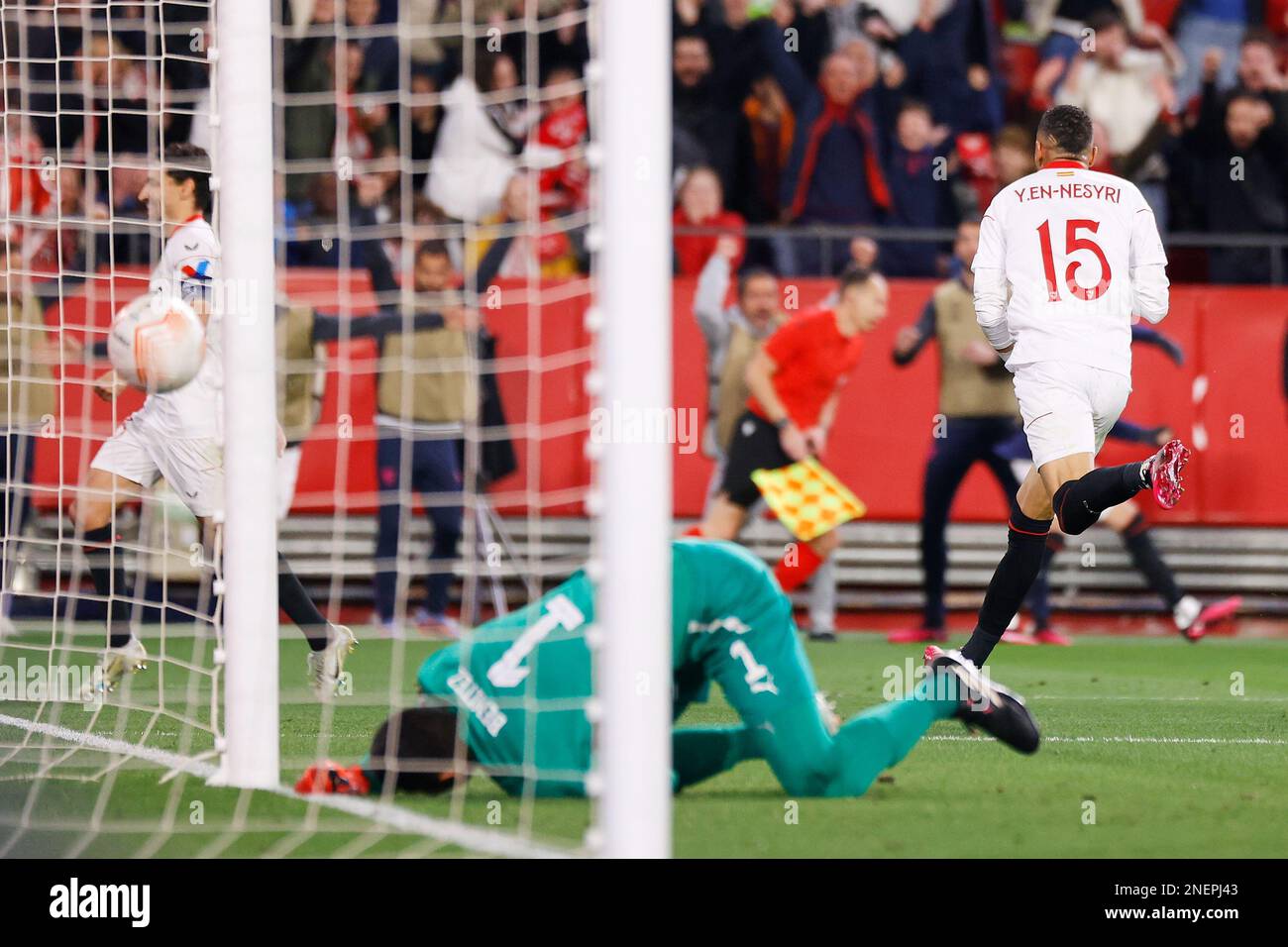 Sevilla, Spanien. 16. Februar 2023. Youssef en-Nesyri (15) des FC Sevilla erzielt 1-0 Punkte beim Spiel der UEFA Europa League zwischen dem FC Sevilla und PSV Eindhoven im Estadio Ramon Sanchez Pizjuan in Sevilla. (Foto: Gonzales Photo/Alamy Live News Stockfoto