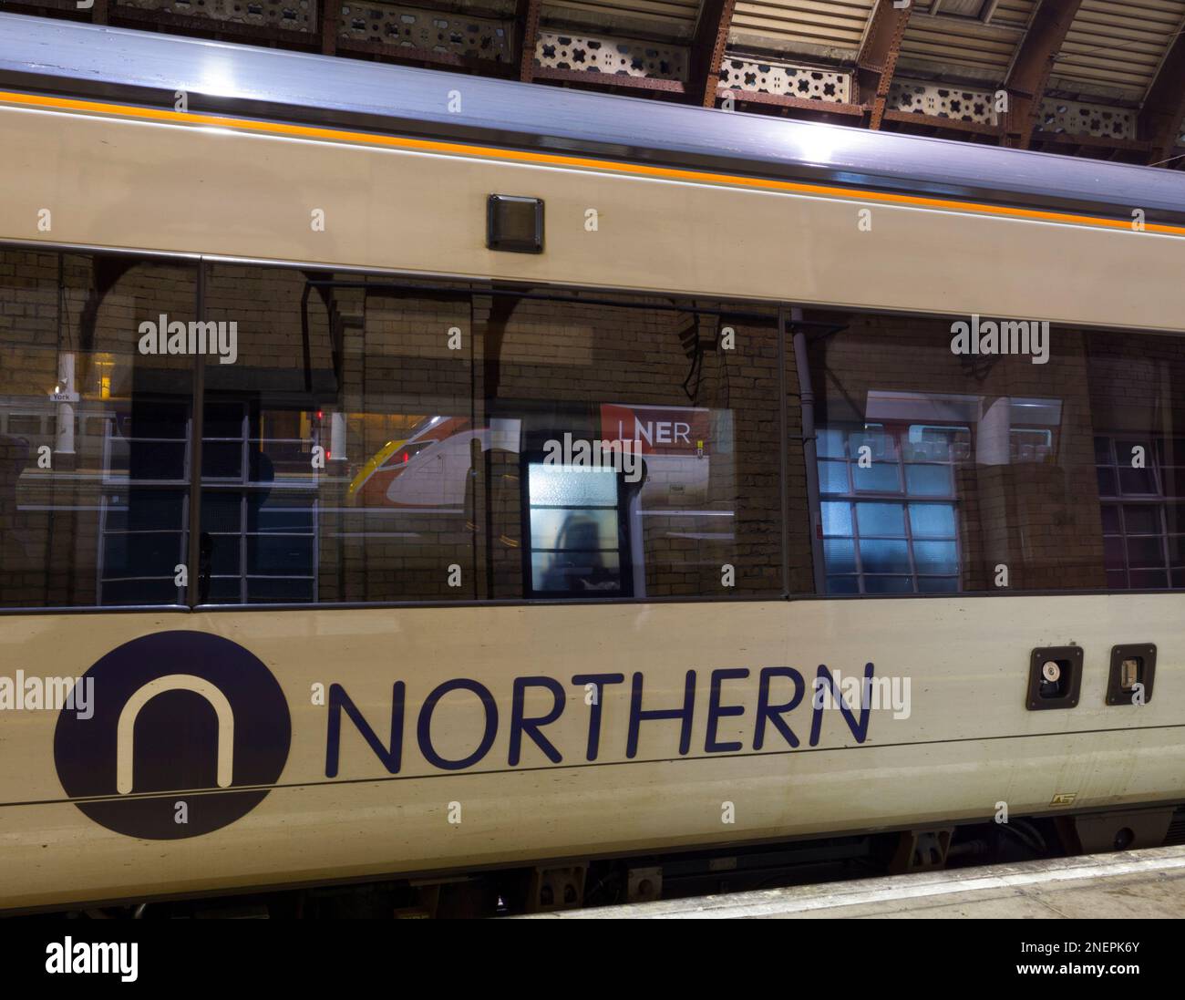 Nord- und LNER-Züge am Bahnhof York während eines RMT-Streiks wurden beide Betreiber von der Regierung verstaatlicht Stockfoto