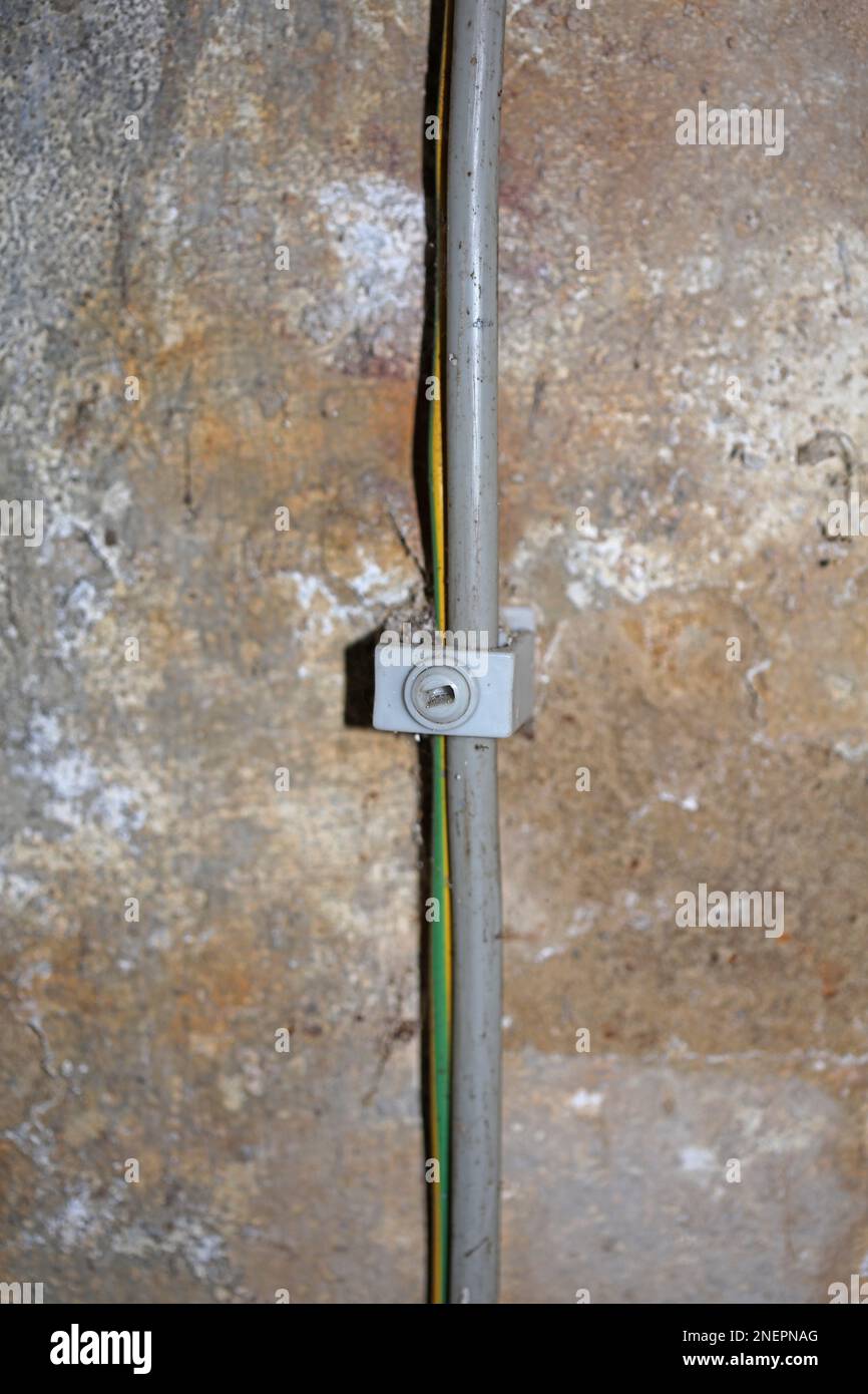 Steuerung elektrischer Geräte in Innenräumen Industrieknopf-Netzschalter Kabel verschließen alte verwitterte verwitterte Backsteine Hintergrund Texturpat Stockfoto