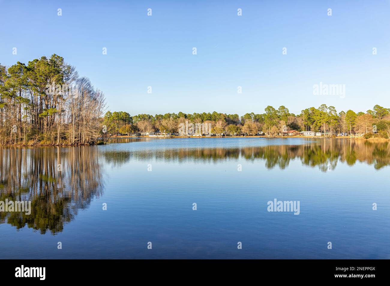 Eutawville, South Carolina, Sonnenuntergang in der Nähe des Lake Marion mit Häusern am Wasser und Docks Blick auf die Wasserlandschaft am Fountain Lake am Frühlingsabend mit Nobod Stockfoto