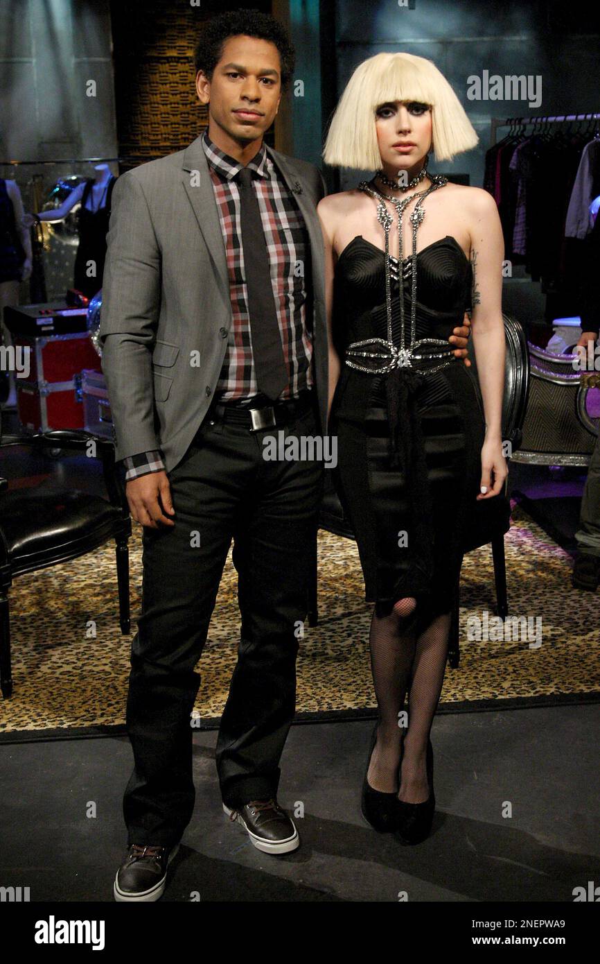 In this photo provided by StarPix, recording artist Lady Gaga appears on a Fuse TV studio program to take part in a special interview with host Toure, left, Tuesday, Nov. 3, 2009 in New York. The show airs on Nov. 23. (AP Photo/Amanda Schwab, StarPix) Stockfoto