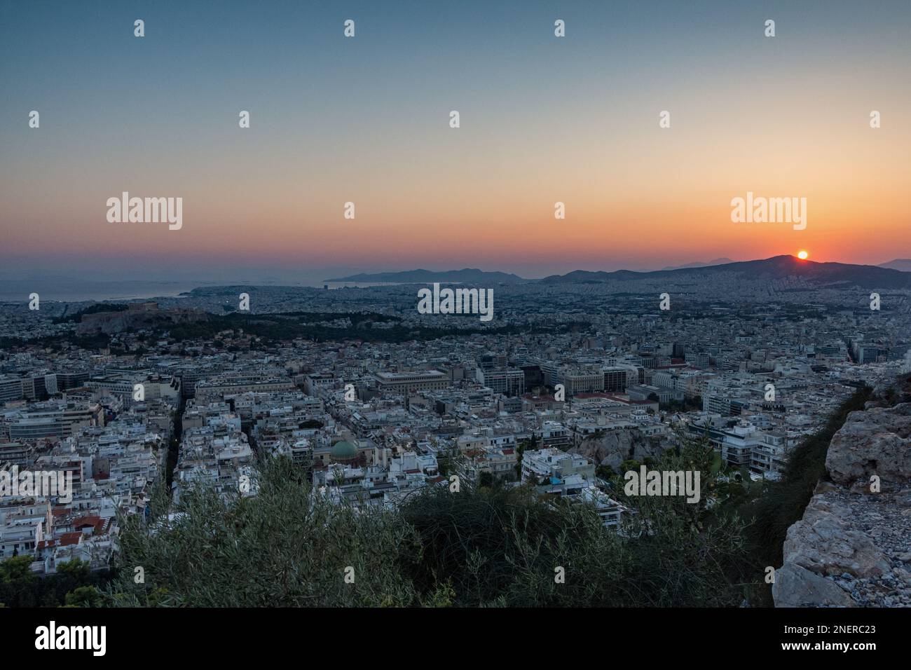 Panoramablick auf die Stadt Athen in der Abenddämmerung Stockfoto