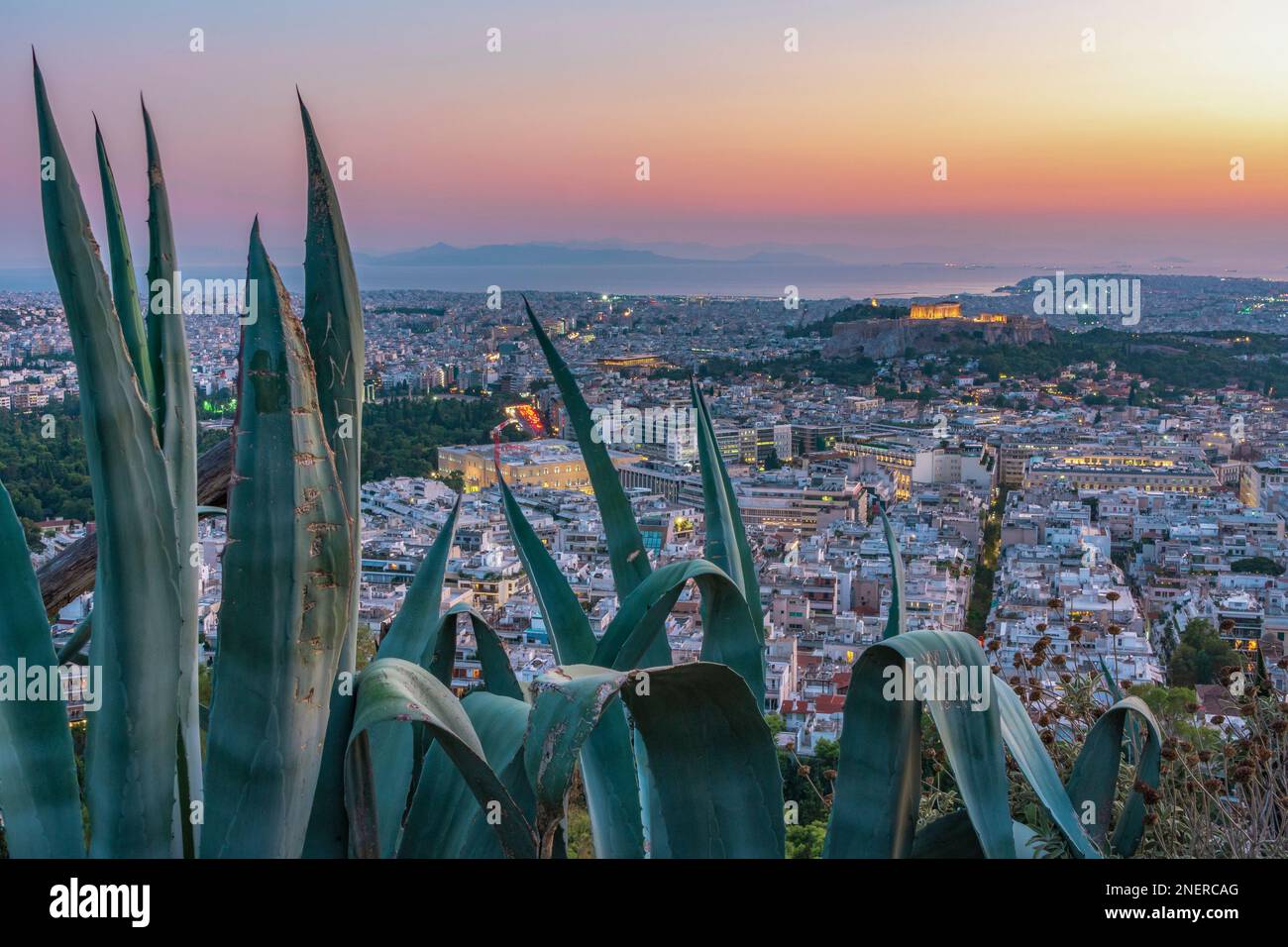 Panoramablick auf die Stadt Athen in der Abenddämmerung Stockfoto