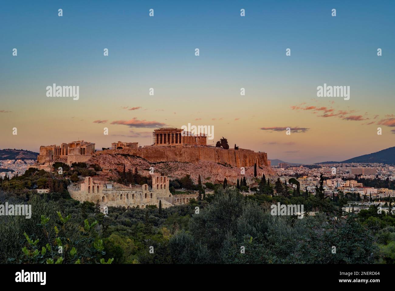 Blick auf die Akropolis von Athen vom Philopappos-Hügel in der Abenddämmerung Stockfoto